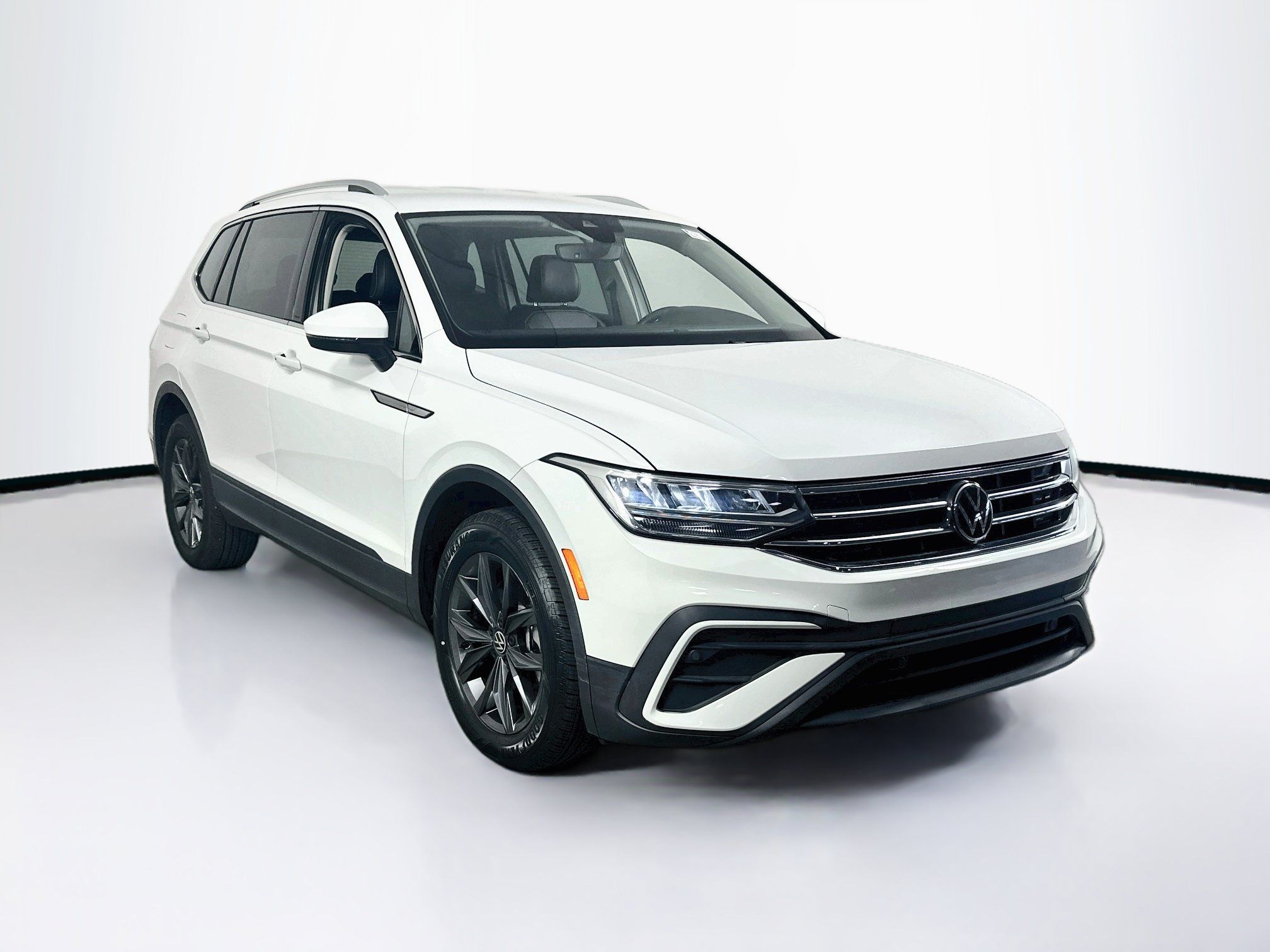 Used 2022 Volkswagen Tiguan SE FWD image 3