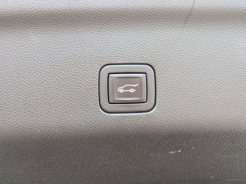 Used 2023 GMC Yukon SLT image 35