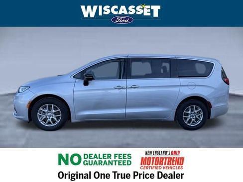 Used 2024 Chrysler Pacifica Touring-L image 2