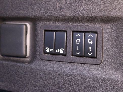 Used 2023 Chevrolet Suburban Premier image 19