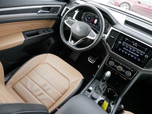 Certified 2022 Volkswagen Atlas Cross Sport SEL Premium R-Line image 9