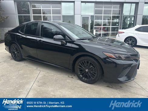 Used 2019 Toyota Camry SE FWD image 1
