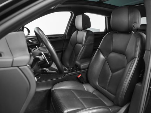 Certified 2022 Porsche Macan AWD/4WD image 5