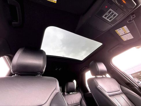 Used 2017 Land Rover Discovery HSE image 13