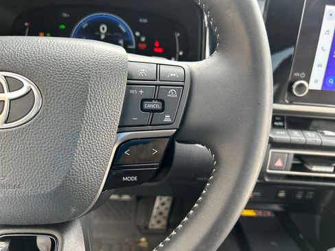 Used 2025 Toyota Camry SE w/ Convenience Package image 21