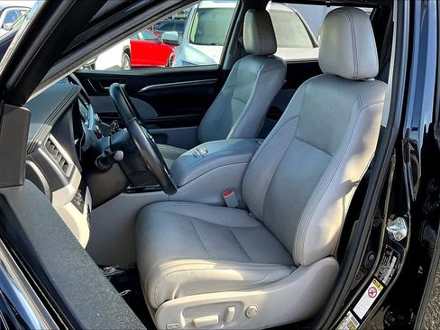 Used 2017 Toyota Highlander Limited Platinum image 7