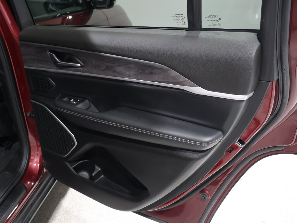 Used 2022 Jeep Grand Cherokee L Limited AWD/4WD image 23
