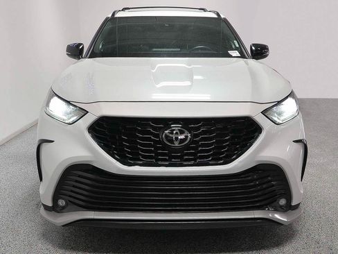Used 2022 Toyota Highlander XSE FWD image 2