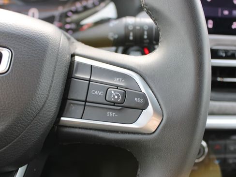 Used 2024 Jeep Compass Latitude image 20