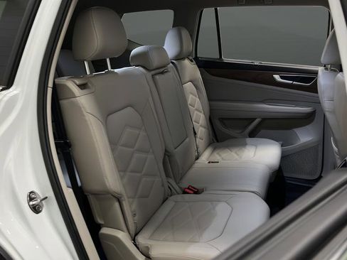 Used 2025 Volkswagen Atlas SE image 25