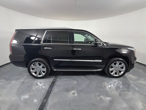 Used 2018 Cadillac Escalade Premium Luxury AWD/4WD image 4