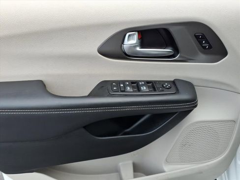 Certified 2024 Chrysler Pacifica Touring-L FWD image 6