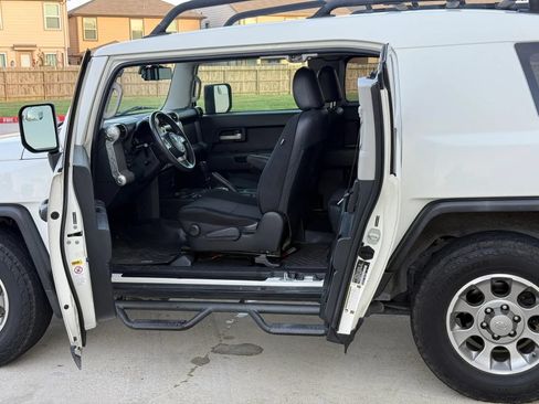 Used 2011 Toyota FJ Cruiser 2WD w/ Convenience Pkg image 9
