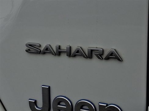 Used 2022 Jeep Wrangler Unlimited Sahara image 33