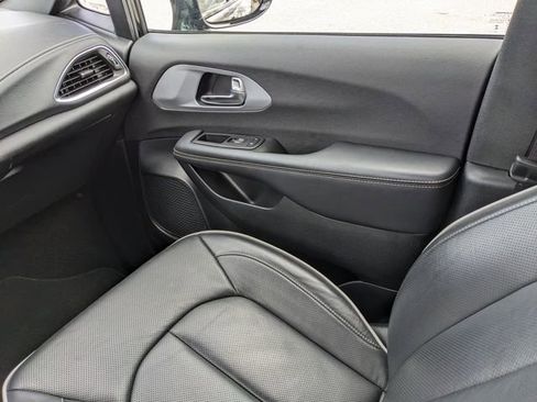 Used 2025 Chrysler Pacifica Limited image 18