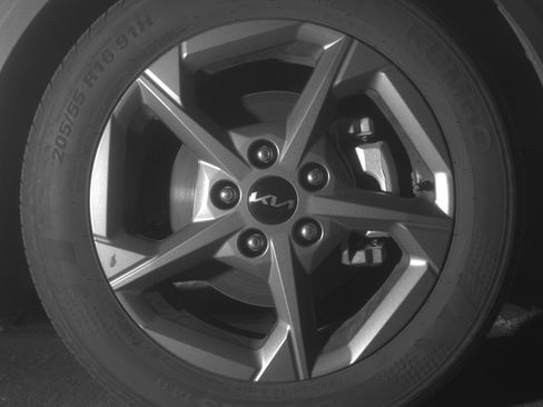 Used 2025 Kia K4 LXS image 13