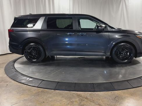 Used 2025 Kia Carnival image 2