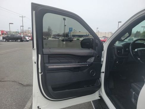 Used 2023 Ford Expedition Platinum image 14