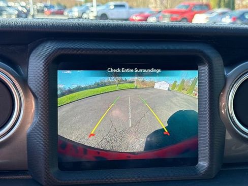 Used 2020 Jeep Wrangler Unlimited Sahara w/ Uconnect 4C Nav & Sound Group AWD/4WD image 28