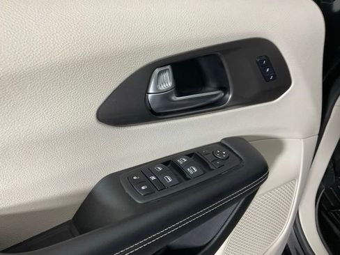 Used 2022 Chrysler Pacifica Touring-L image 30