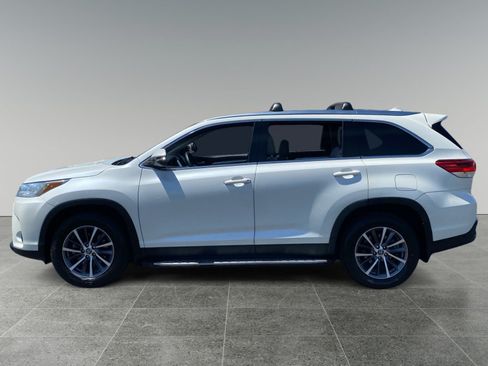 Used 2019 Toyota Highlander XLE FWD image 2