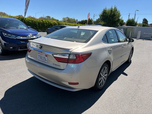 Used 2017 Lexus ES 300h FWD image 6