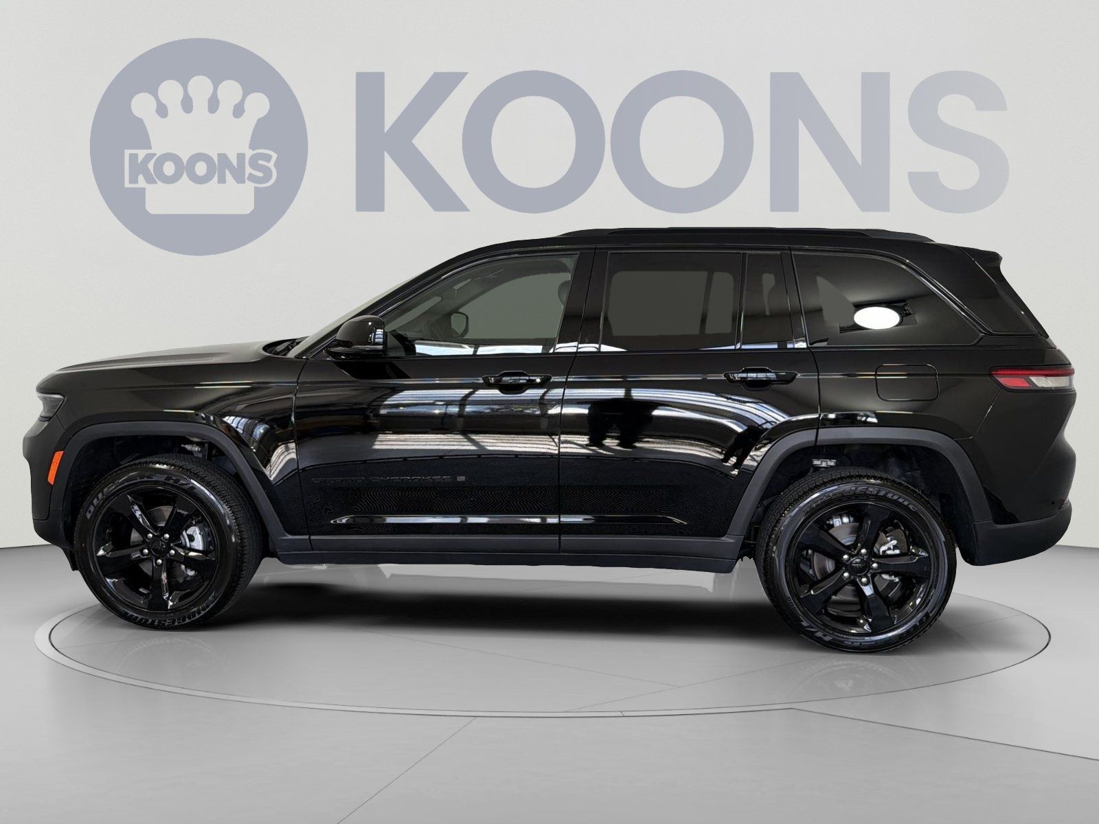 Used 2025 Jeep Grand Cherokee 4WD image 2