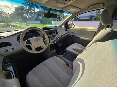 Used 2014 Toyota Sienna LE FWD image 18