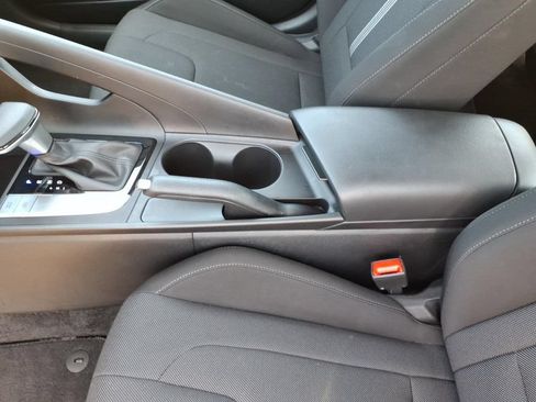 Used 2025 Hyundai Elantra SE FWD image 12