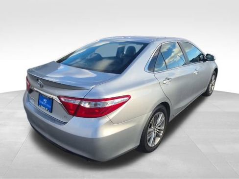 Used 2017 Toyota Camry SE image 5