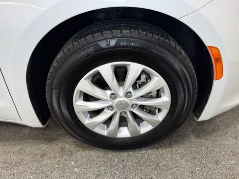 Used 2017 Chrysler Pacifica Touring-L FWD image 26