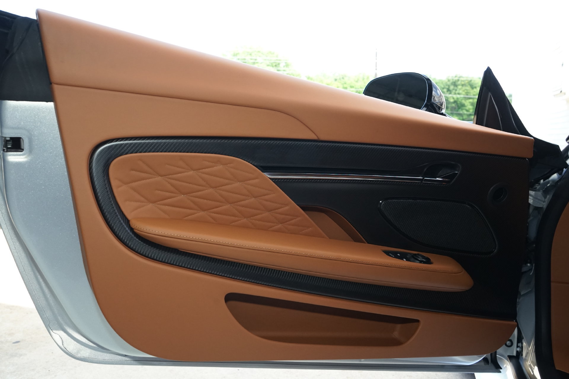 Used 2025 Aston Martin DB12 Coupe RWD image 28