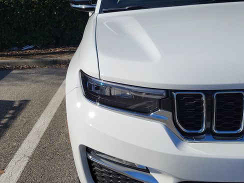 Used 2025 Jeep Grand Cherokee Limited w/ Luxury Tech Group II image 6