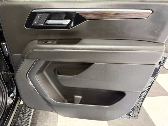 Used 2025 Chevrolet Suburban Z71 AWD/4WD image 31