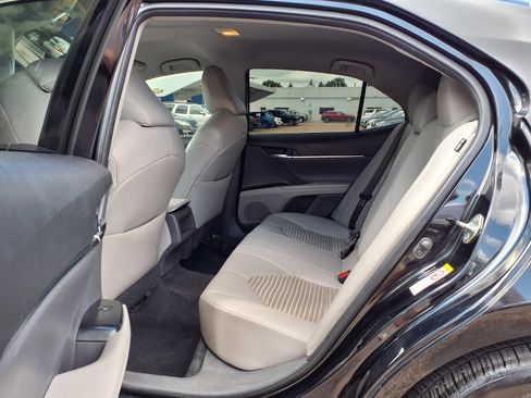 Used 2019 Toyota Camry SE FWD image 11