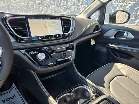 New 2026 Chrysler Pacifica Limited AWD/4WD image 23