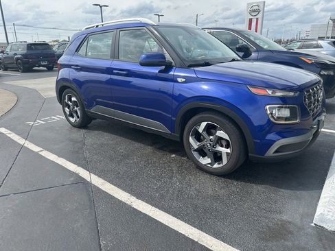 Used 2022 Hyundai Venue SEL FWD image 2