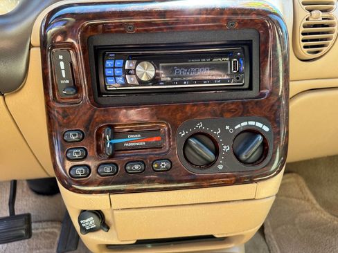 Used 1997 Chrysler Town & Country LXi image 22