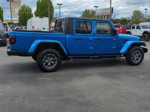 Used 2024 Jeep Gladiator Sport AWD/4WD image 6