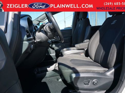 Used 2020 Chrysler Pacifica Touring w/ Advanced Safetytec Group FWD image 20