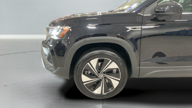 Certified 2024 Volkswagen Taos SE w/ Panoramic Sunroof Package AWD/4WD image 27