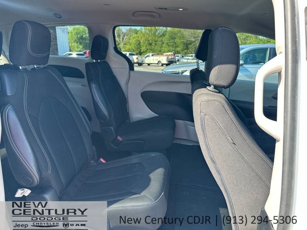 Used 2022 Chrysler Voyager LX FWD image 10