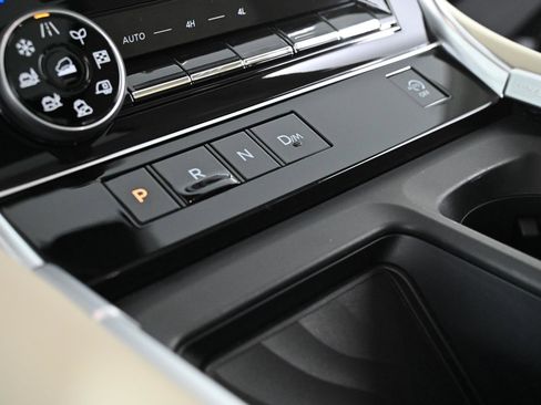 Used 2025 Nissan Armada Platinum image 18