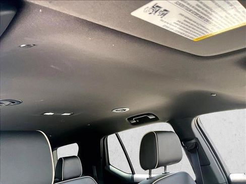 Used 2023 Chevrolet Traverse Premier FWD image 17
