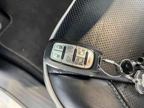 Used 2025 Chrysler Pacifica Limited image 23