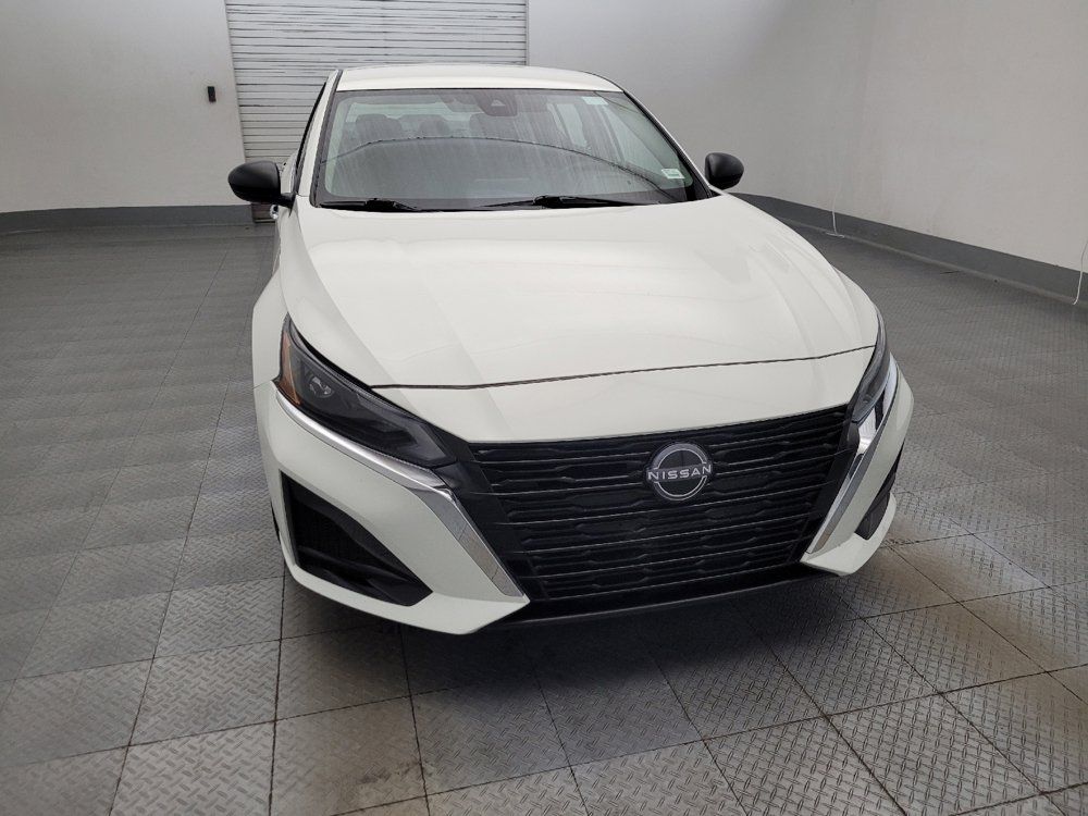 Used 2025 Nissan Altima 2.5 SV FWD image 14