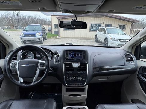 Used 2016 Chrysler Town & Country Touring w/ Driver Convenience Group FWD image 2