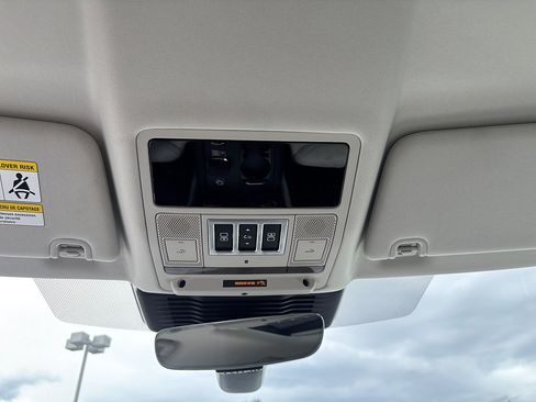 Used 2025 Land Rover Discovery S AWD/4WD image 29