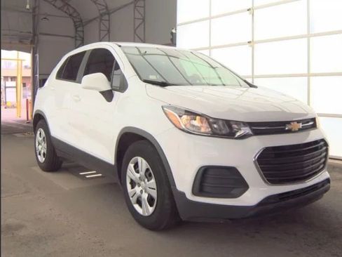 Used 2018 Chevrolet Trax LS image 1