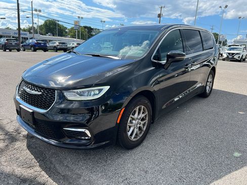 Used 2025 Chrysler Pacifica Select FWD image 1